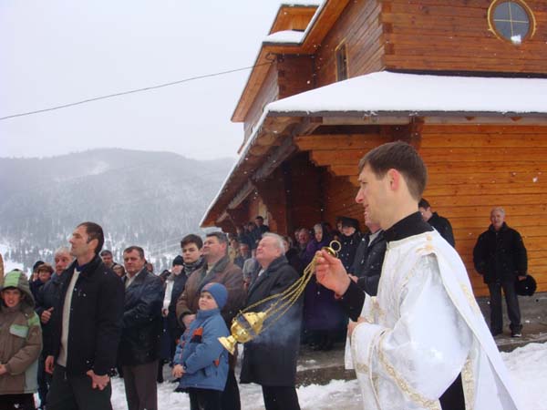 Председатель Закарпатского облсовета купил три колокола для церкви в Межгорье