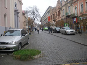 Автомобили в пешеходной зоне Ужгорода