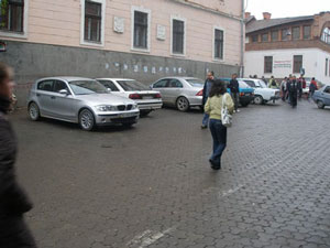 В пешеходной зоне Ужгорода полно автомобилей, владельцам которых начхать на правила (Фото)