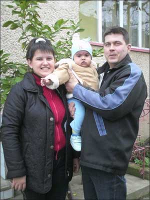 Эдмонд, Моника и Кристиан Бейреши у своего дома в Больших Берегах Береговского района Закарпатья