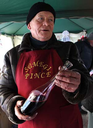 Вдохновенный винодел Иван Урста со своим уникальным "Уникумом"