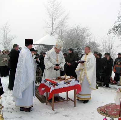 Владыка Милан уже несколько лет проводит рождественское богослужение на морозе возле церкви в Бенедиковцах