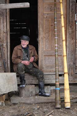 80 лет с трембитой. Федор Тарахонич из закарпатского Репинного сохраняет долголетие благодаря любимому делу