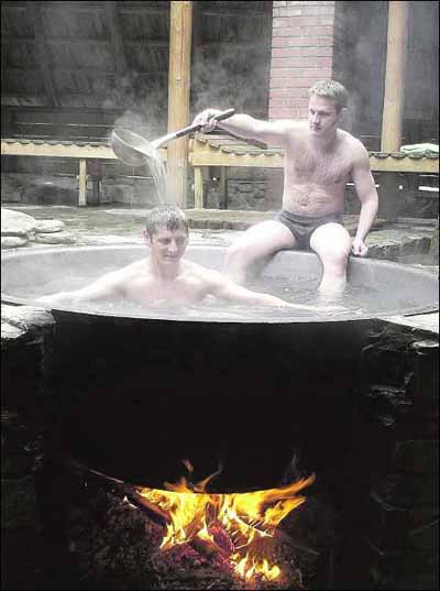 Юрий Кречко (слева) и Юрий Гапак из райцентра Перечин на Закарпатье еженедельно ездят в село Лумшоры на минеральные ванны