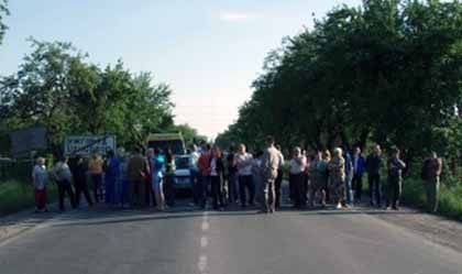 Протестующие против мусорников у детской площадки ужгородцы перекрыли въезд в город