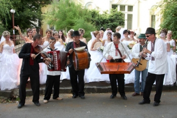 Сотня невест прошла парадом по улицам Ужгорода