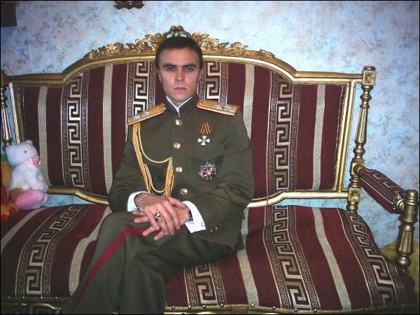 Николай Виеру-Василица сидит на в своей квартире в Ужгороде в мундире офицера-белогвардейца, который получил от прадедушки