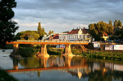 В Ужгороде реконструировали пешеходный мост через р.Уж