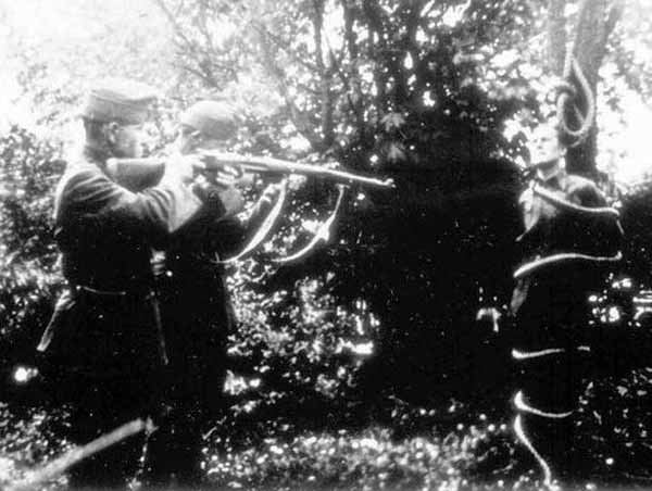 Венгерские солдаты расстреливают пленного карпатского сечевика