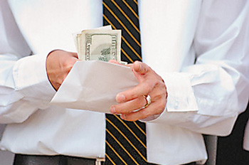 Налоговики Закарпатья призывают отказаться от зарплаты в "конверте"