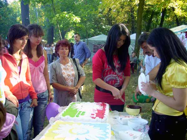 Изюминкой фестиваля "Дружба без границ" стали два крупных торта в цветах флагов Украины и Венгрии (ФОТО)