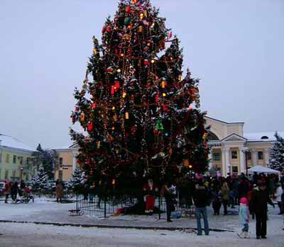 На Святого Николая в Чопе тоже зажглась огнями новогодняя елка (ФОТО) 