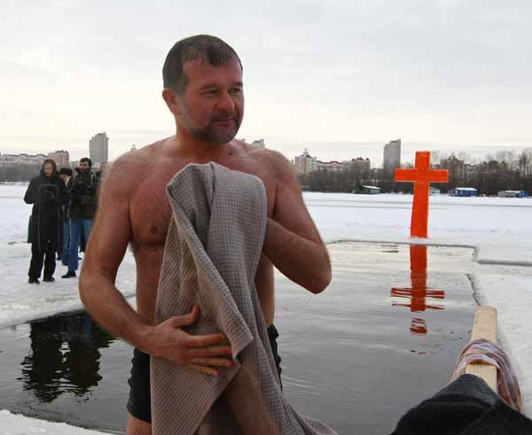 Виктор Балога и Игорь Криль ныряли в крещенскую прорубь (ФОТО)