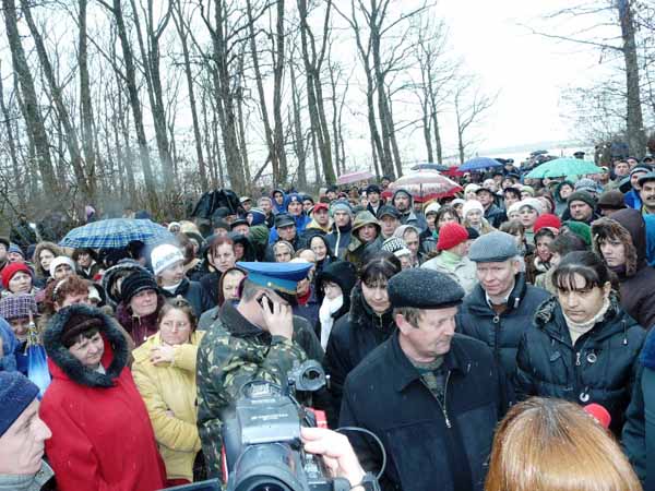 Закарпатцы протестуют против открытия в области нового лагеря для нелегалов (ФОТО)