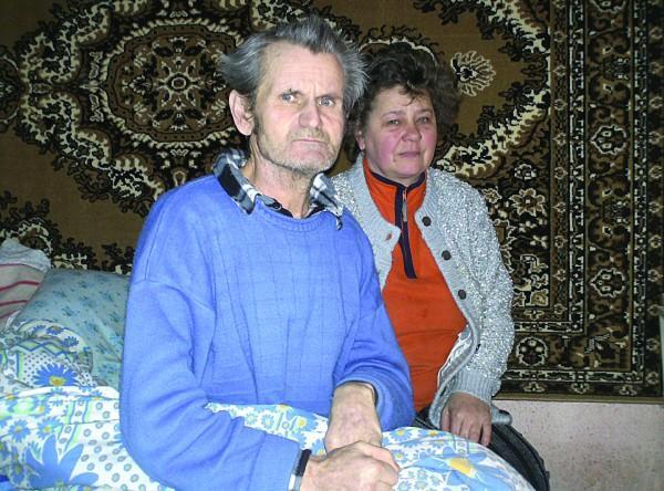 За парализованным Леонидом Кравчуком из села Лохово на Закарпатье ухаживает его жена Маргарита