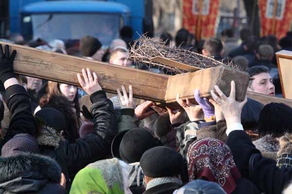 Свыше тысячи ужгородцев шли за крестом улицами Ужгорода (ФОТОРЕПОРТАЖ)