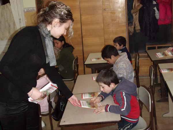 Ужгородские школы получили буквари для ромов