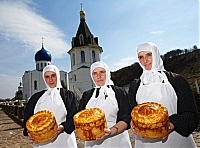 На Закарпатье монахини выпекают пасхи на святой воде 