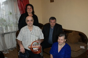 Мэр закарпатской  Свалявы с пасхальными подарками посетил инвалидов города 