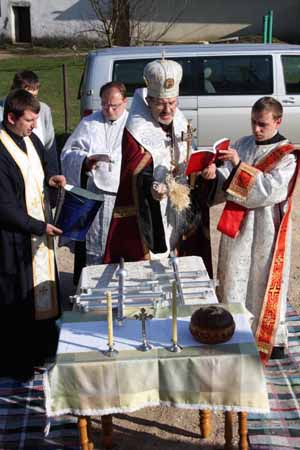 В Новоселице на Перечинщине освятили краеугольный камень и кресты для будущей часовни (ФОТО)