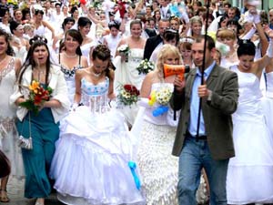 По количеству участниц ужгородский Парад невест "переплюнул" московский (ВИДЕО)