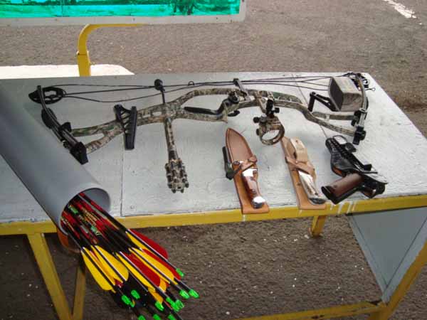 Ужгородские таможенники обнаружили у чеха пистолет, ножи, лук и стрелы (ФОТО)