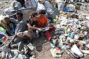 На мусорной свалке в Ужгороде нашли работу и приют десятки людей