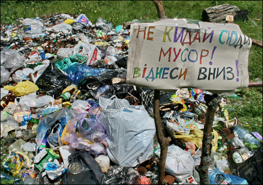 Приємно дивує екологічна свідомість шипотівців – 90% чемненько зносять сміття до контейнерів унизу, біля входу до заповідника