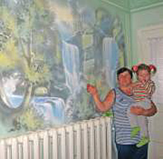 Закарпаття: Стіни осель на Хустщині оздоблюють фуканими картинами