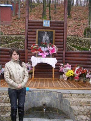 Маріанна Кобаль біля джерела в урочищі Джублик, де їй уперше явилася Пресвята Богородиця