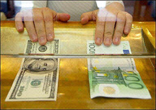 На міжнародному валютному ринку євро різко падає до долара 