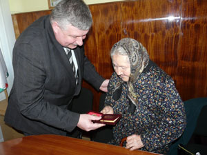 Олег Гаваші вручає почесну нагороду Ганні Ловскі.