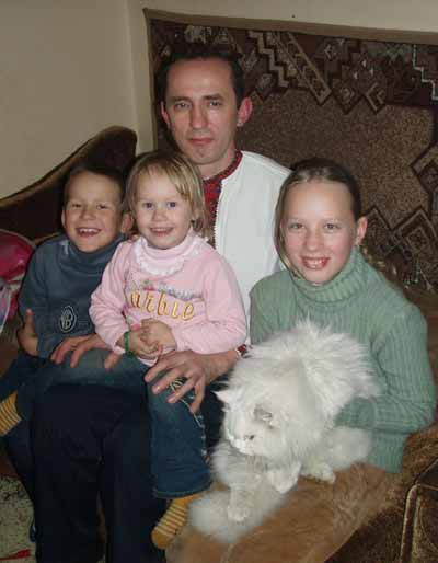 Петро Ференц зі своїми трьома найменшими діточками