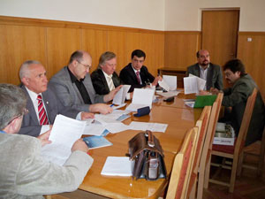 Депутати Закарпатської облради вивчають проекти рішень, рекомендованих до порядку денного чергової сесії обласної ради
