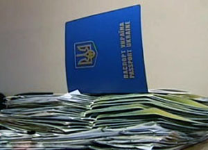 Закарпаття: Начальник паспортного столу в Міжгір’ї попався на хабарі 500 доларів США