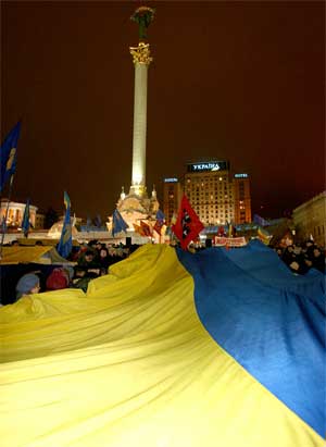 На Закарпатті розгорнули найбільший Державний прапор України