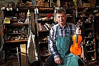 Нова скрипка у руках майстра Сергія Голубокого із закарпатського села Заріччя