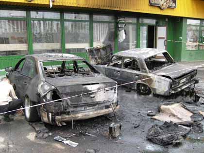 В Ужгороді посеред білого дня спалили "Мерседес" і припаркований поруч ВАЗ (ФОТО, ВІДЕО, доповнено)
