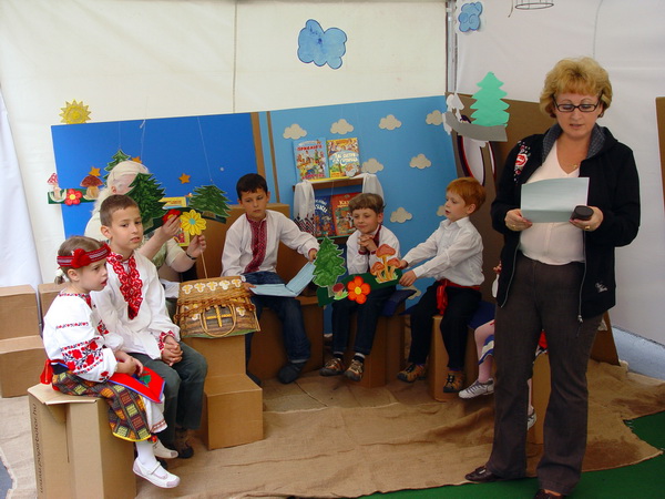 Маленькі українці Угорщини показали на книжковому фестивалі в Будапешті  виставу-казку "Півник Золотий Гребінець". 