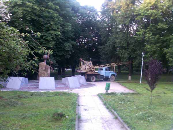 ФОТО автомобілів Ужгородського КАТП, які брали участь в демонтажі пам'ятника жертвам політичних репресій в Ужгороді