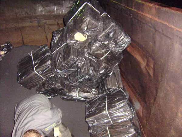 На кордоні в Закарпатті в потягові з залізною рудою знову відкопали контрабандні сигарети (ФОТО)