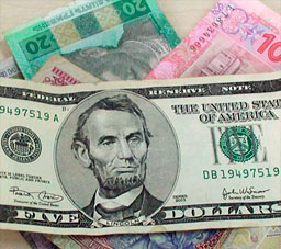 В обмінниках курс продажу готівкового долара складає 8,53-8,6 грн./дол.
