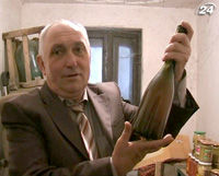 Закарпатський фермер виготовляє персикове вино 