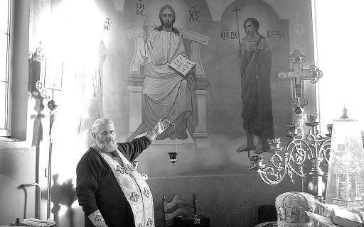 Отець Микола з храму "Всіх скорботних радість" у Мукачеві на Закарпатті показує стіни, які мироточать