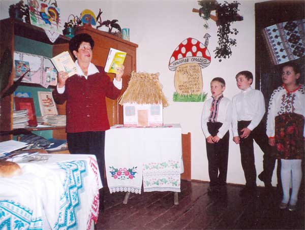 У сільській школі на Міжгірщині організували зустріч з місцевою поетесою (ФОТО)