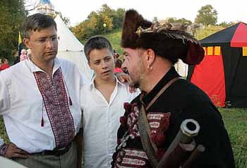 Свого сина Василя у 2009-му Юрій Чижмарь привіз на Тернопілля, аби той побачив козаків - учасників фестивалю "Байда" та реконструкцію Бучацької битви