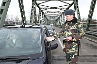 На Закарпатті українець намагався перетнути кордон із підробленим литовським паспортом 