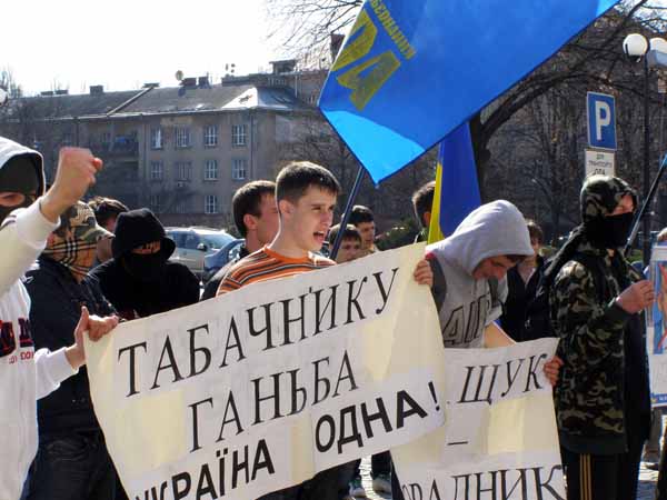 В Ужгороді "Свобода" влаштувала пікет ОДА проти Табачника (ФОТО)
