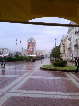 Дощовий Мінськ, площа Лєніна, праворуч - урядові будівлі