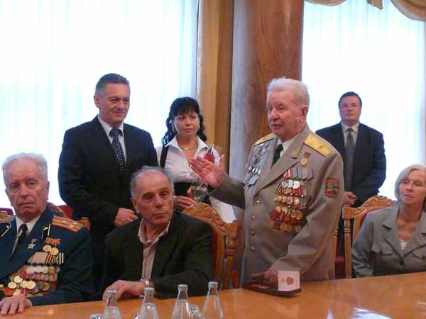 Високопосадовці Закарпаття нагородили ветеранів Великої Вітчизняної війни медалями (ФОТО)